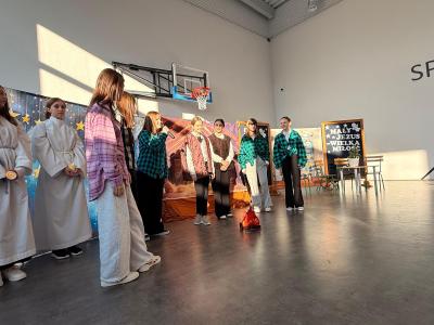 Uczniowie śpiewają kolędę.