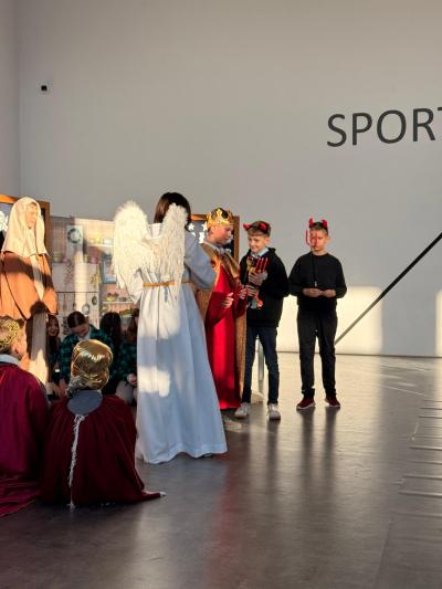 Scena: Herod i dwa diabełki.