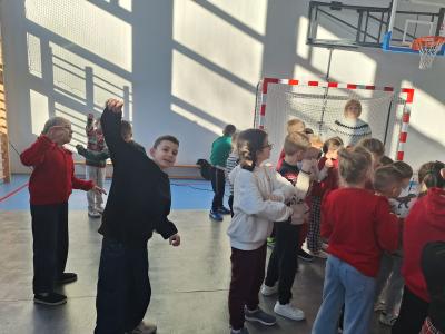 Uczniowie ćwiczą wraz z paraolimpijką w kajakarstwie- transmisja on-line.