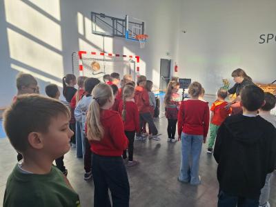 Uczniowie ćwiczą wraz z paraolimpijką w kajakarstwie- transmisja on-line.