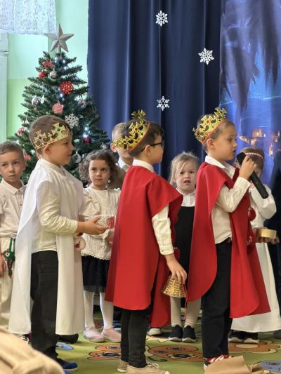 Dzieci przebrane za królów.