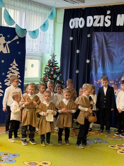 Dzieci przebrane za pasterzy.