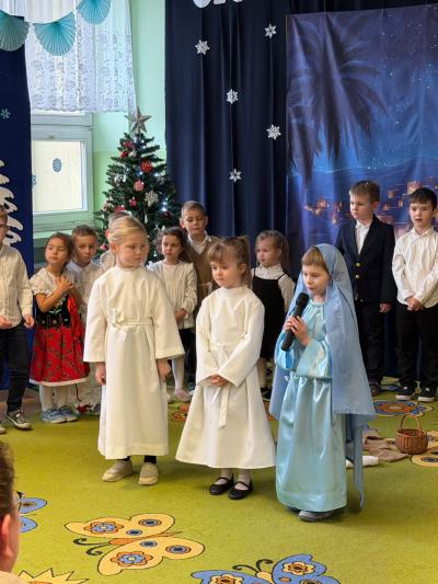 Dzieci przebrane za Maryję i aniołki.