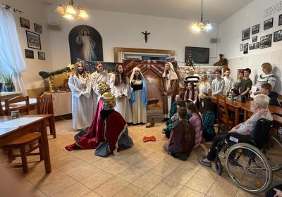 Wspólne kolędowanie- uczniowie, osoby starsze i chore oraz pracownicy.