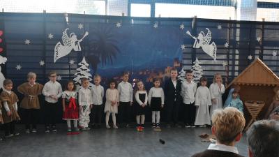 Przedszkolaki stoją na scenie-jasełka.