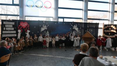 Przedszkolaki stoją na scenie i śpiewają pastorałkę.