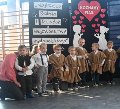 Na scenie stoją pastuszkowie.