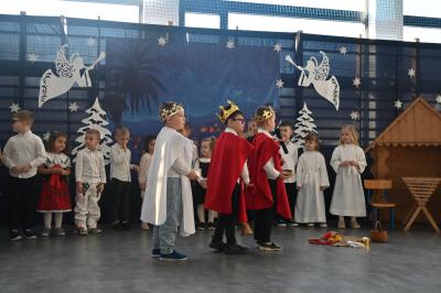 Królowie przyszli z darami do stajenki.