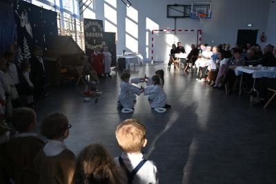 Aniołki tańczą taniec z serduszkami.