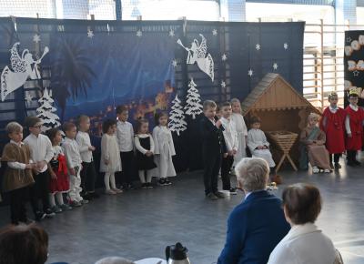 Na scenie stoją przedszkolaki i recytują swoje role.