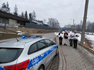 Uczniowie wraz z materiałami promującymi w ramach kampanii społecznej no promil - no problem.