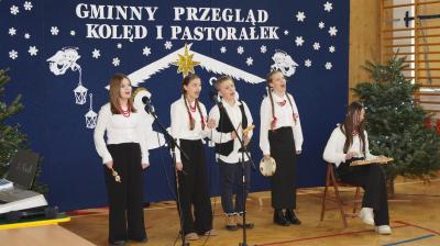 zespół uczniów podczas występu.jpeg