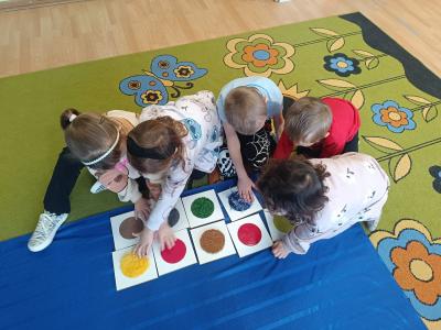 Dzieci pracują z panelami sensorycznymi.