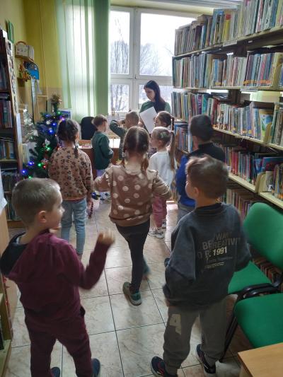 Uczniowie spacerują po bibliotece.