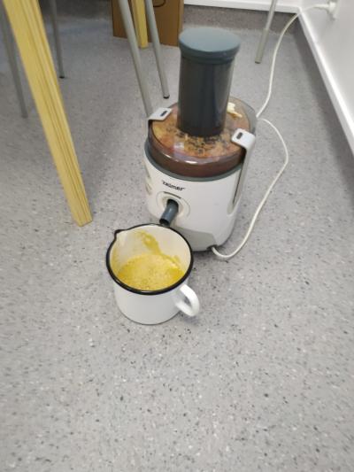 Sokowirówka i garnek z sokiem.