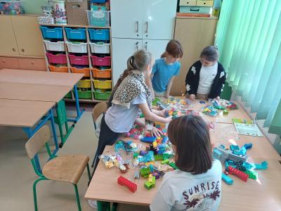 Uczniowie budują z klocków Lego Education.