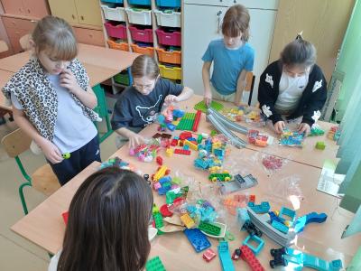 Uczniowie budują z klocków Lego Education