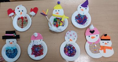 Papierowe i cekinowe bałwanki wykonane przez uczniów.