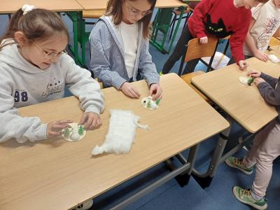 Uczniowie tworzą zimowe kompozycje.