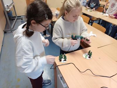 Uczniowie tworzą zimowe kompozycje.