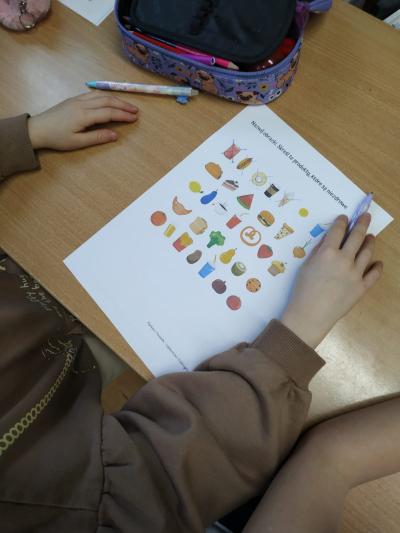 Karta pracy - zdrowe i niezdrowe produkty żywieniowe.