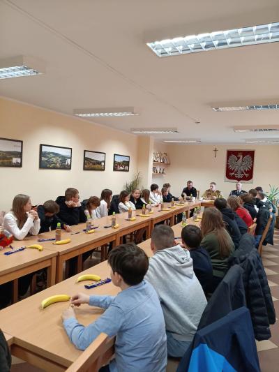 Uczestnicy konkursu siedzą za stołami w sali narad w Urzędzie Gminy.