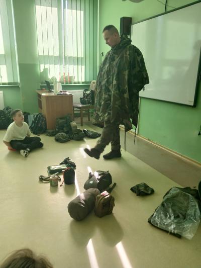 Żołnierz prezentuje pozostałe elementy ekwipunku.