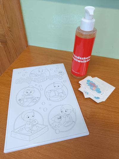 Materiały do zajęć: płyn, karta pracy, naklejki.