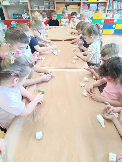 Dzieci lepią z gliny.