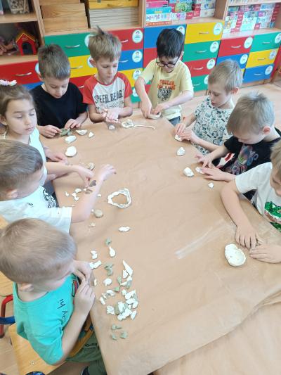 Dzieci lepią z gliny.