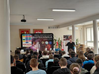 Uczniowie oglądają pokaz - doświadczenie z fizyki.