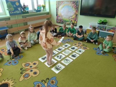 Dzieci chodzą po dywanie zgodnie z mapą - kodowanie.