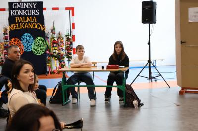 Uczniowie grają na instrumentach.