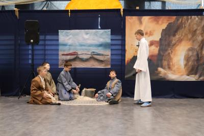 Scena powołania apostołów nad jeziorem Galilejskim.