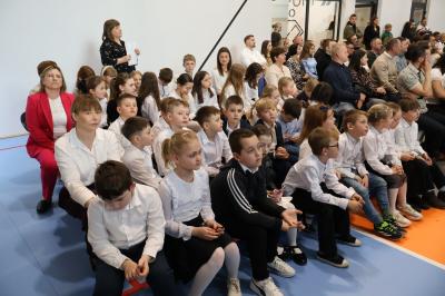 Uczniowie i rodzice oraz zaproszeni goście siedzą na krzesłach, jako widownia.