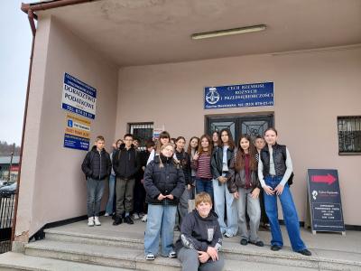 Uczniowie przed wejściem do Cechu Rzemiosł Różnych i Przedsiębiorczości.