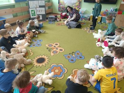 Przedszkolaki uczą się udrażniać drogi oddechowe na swoich maskotkach.