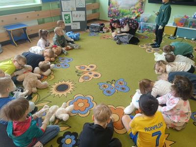 Przedszkolaki sprawdzają oddech na swoich maskotkach.