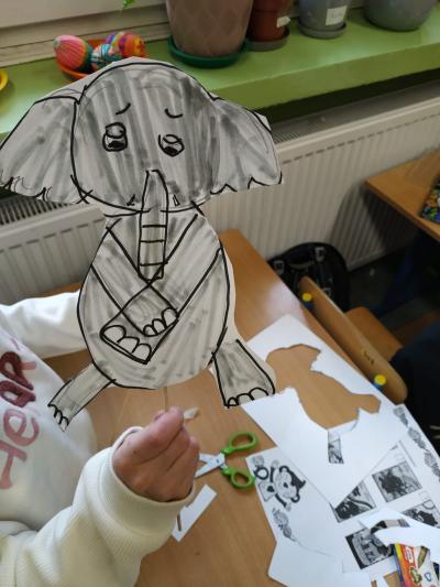 Słoń na patyku wykonany z papieru.