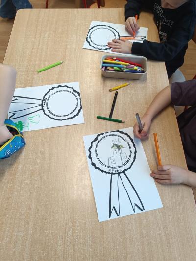 Dzieci ozdabiają odznaki.