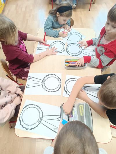 Dzieci ozdabiają odznaki.