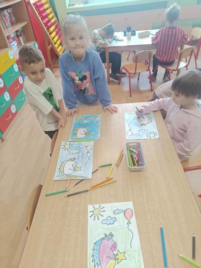 Dzieci kolorują Gucia.