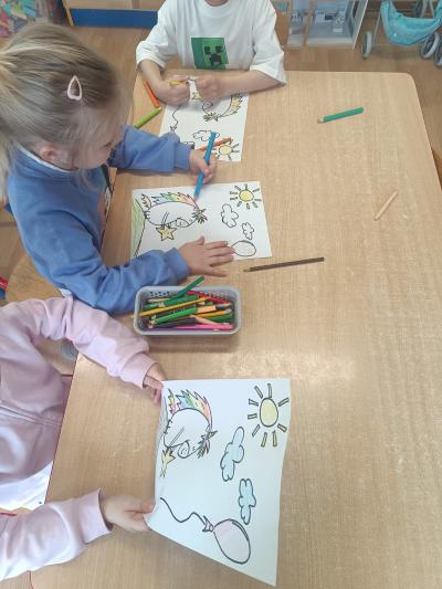 Dzieci kolorują Gucia.