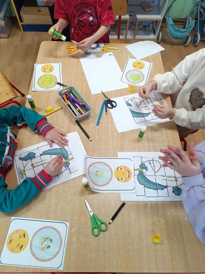 Dzieci układają puzzle - Gucia.