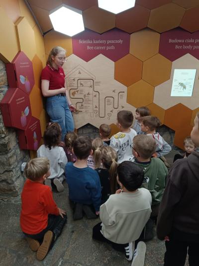 Przedszkolaki słuchają opowieści o życiu pszczół i ich roli w przyrodzie.