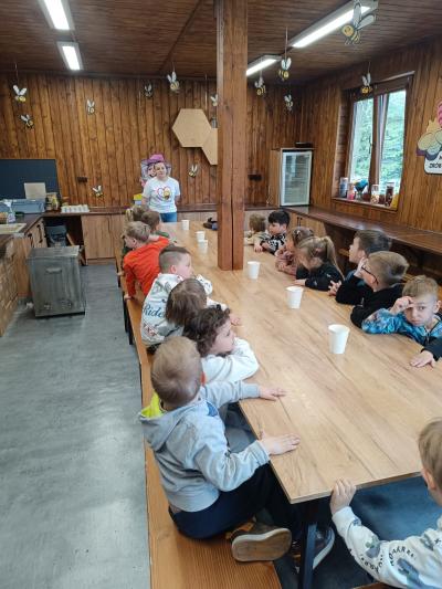 Przedszkolaki czekają na warsztaty robienia świec z pszczelego wosku.