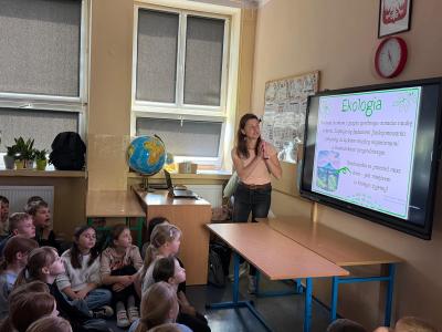 Uczniowie słuchają prezentacji o Dniu Ziemi.