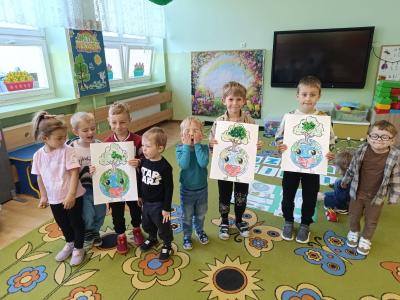 Dzieci prezentują swoje prace plastyczne.