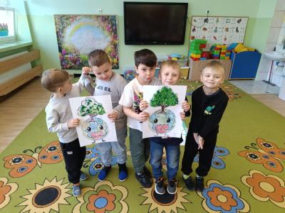 Dzieci prezentują swoje prace plastyczne.