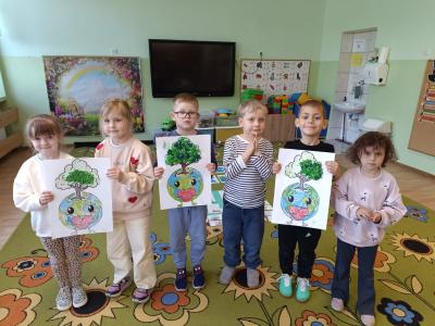 Dzieci prezentują swoje prace plastyczne.